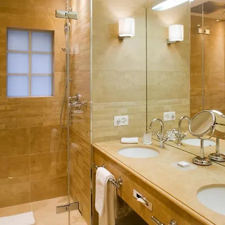 Hotel De La Cigogne Genève Buitenkant foto Bathroom