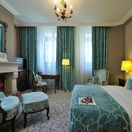 Hotel De La Cigogne Genève Buitenkant foto A room at the hotel